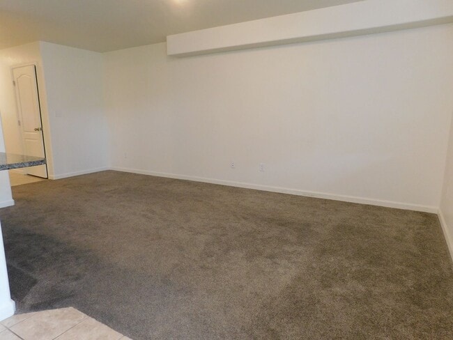 Building Photo - Newer Townhome Close to Shopping