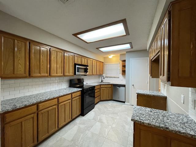 Foto del edificio - 6109 Kingswood Dr