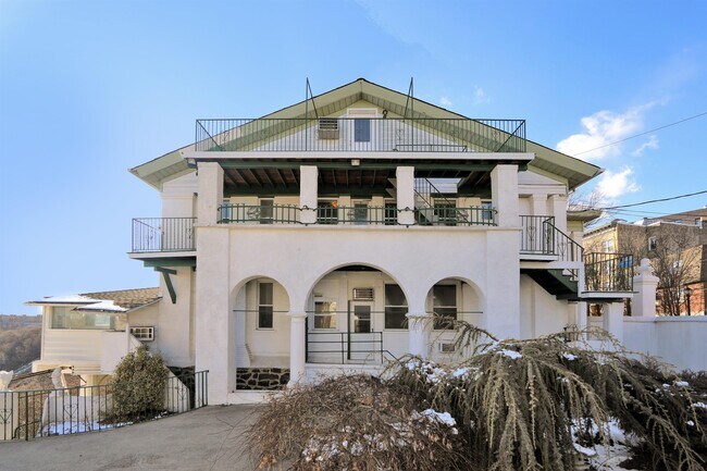 Foto del edificio - 320-324 Mountain Rd