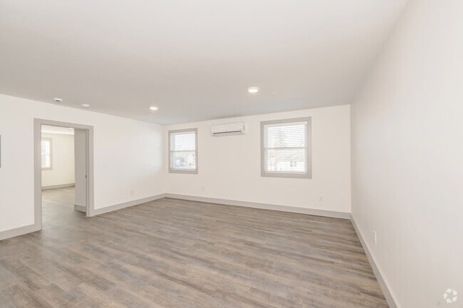 1BR, 1BA - 650SF - Living Room - 747 Pontiac Ave
