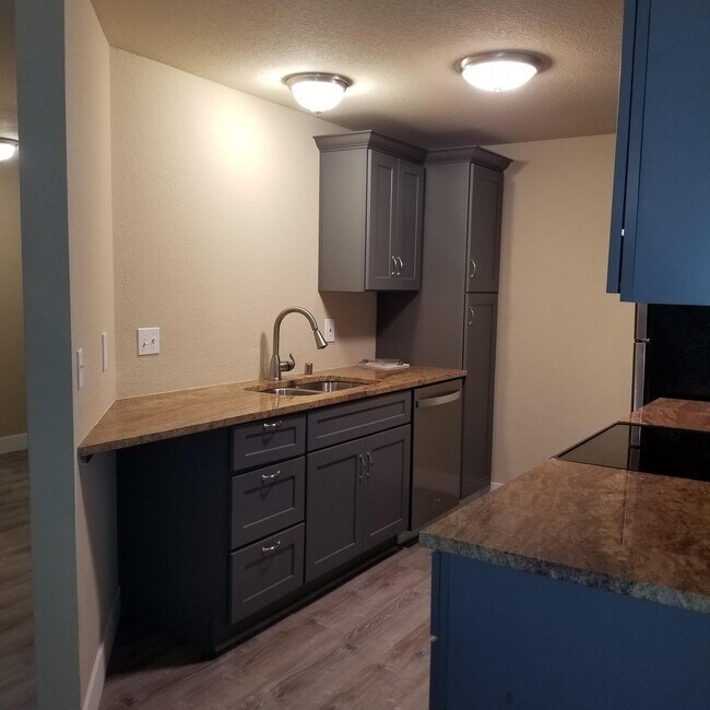 Building Photo - 9917 Holly Dr