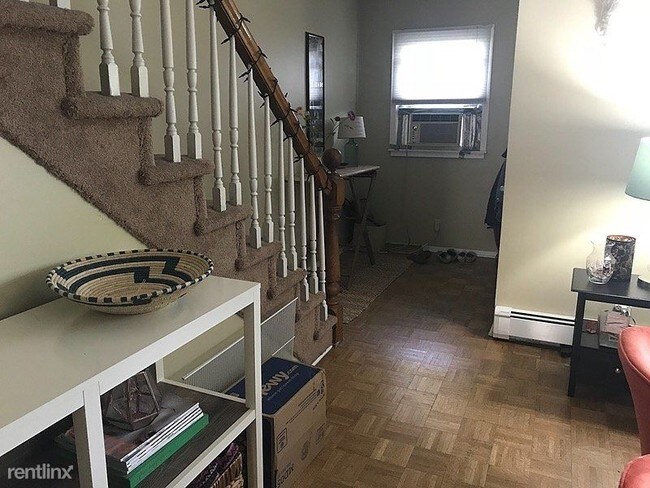 Building Photo - 4 br, 1.5 bath Apartment - 35 Bowers Lane