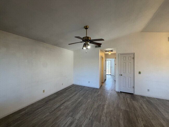 Foto del edificio - DARLING TOWNHOME FOR RENT!
