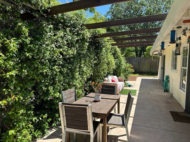 Foto del edificio - Pretty 3x2 Novato home