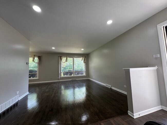 Foto del edificio - 15300 Harper Ave