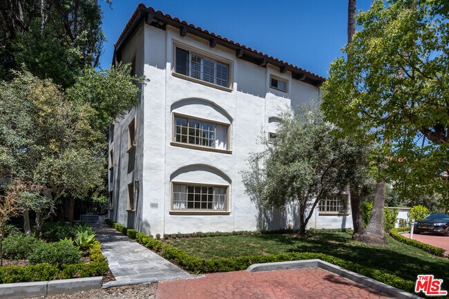 Building Photo - 906 Benedict Canyon Drive