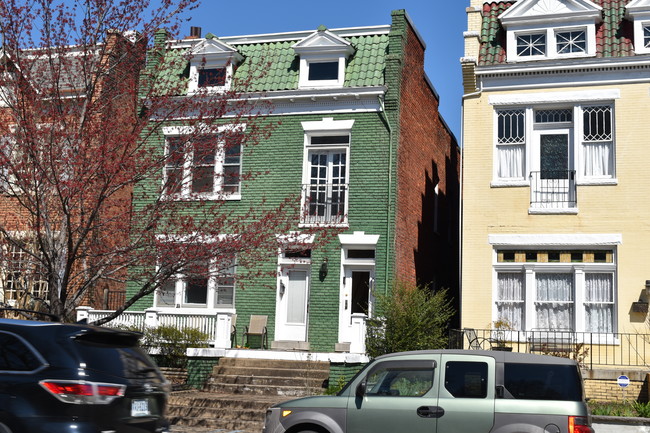 Building Photo - 2418 Stuart Ave