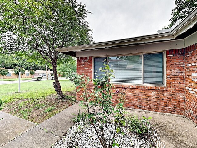 Building Photo - Adorable One-Story Brick Home in East Green Hill, Fort Worth!