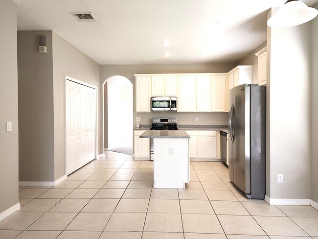 Building Photo - Spacious Home on Quiet Street with Lake View