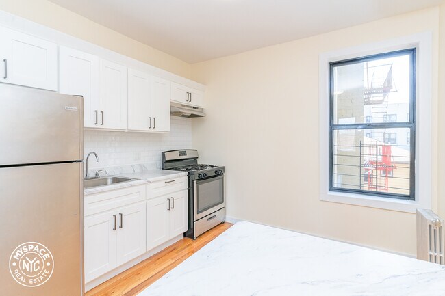 Foto del edificio - 472 E 48th St