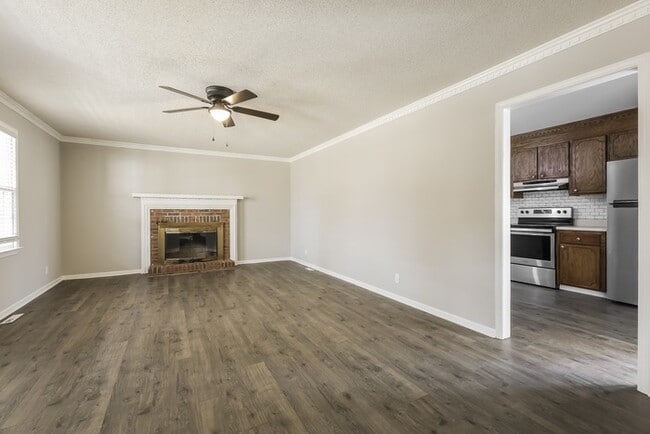 Building Photo - 602 Creek Dr