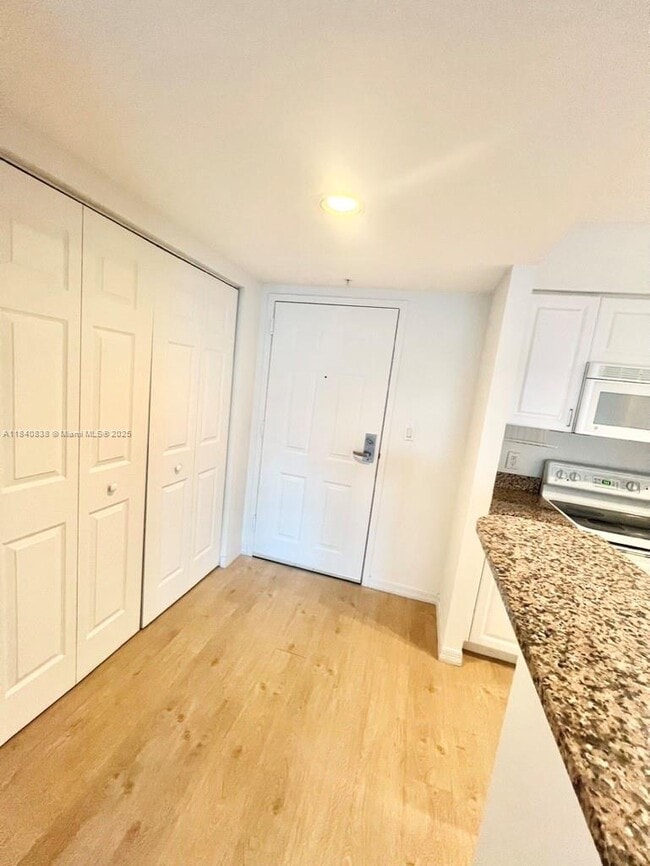 Building Photo - 1155 Brickell Bay Dr