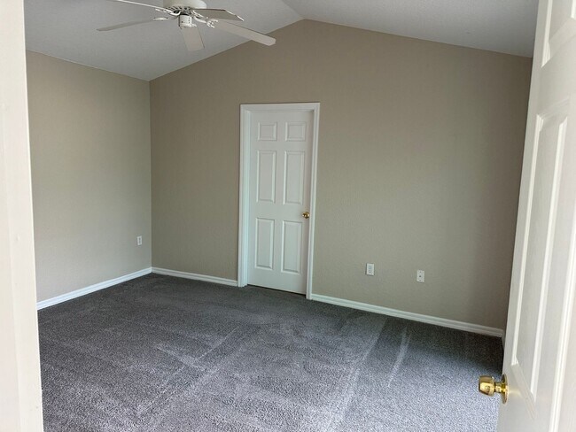 Building Photo - Large 4 Bed / 3 Bath Pool Home in Gated Co...