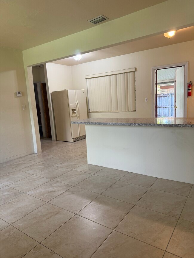 Sala de estar grande - 670 NE 132nd St