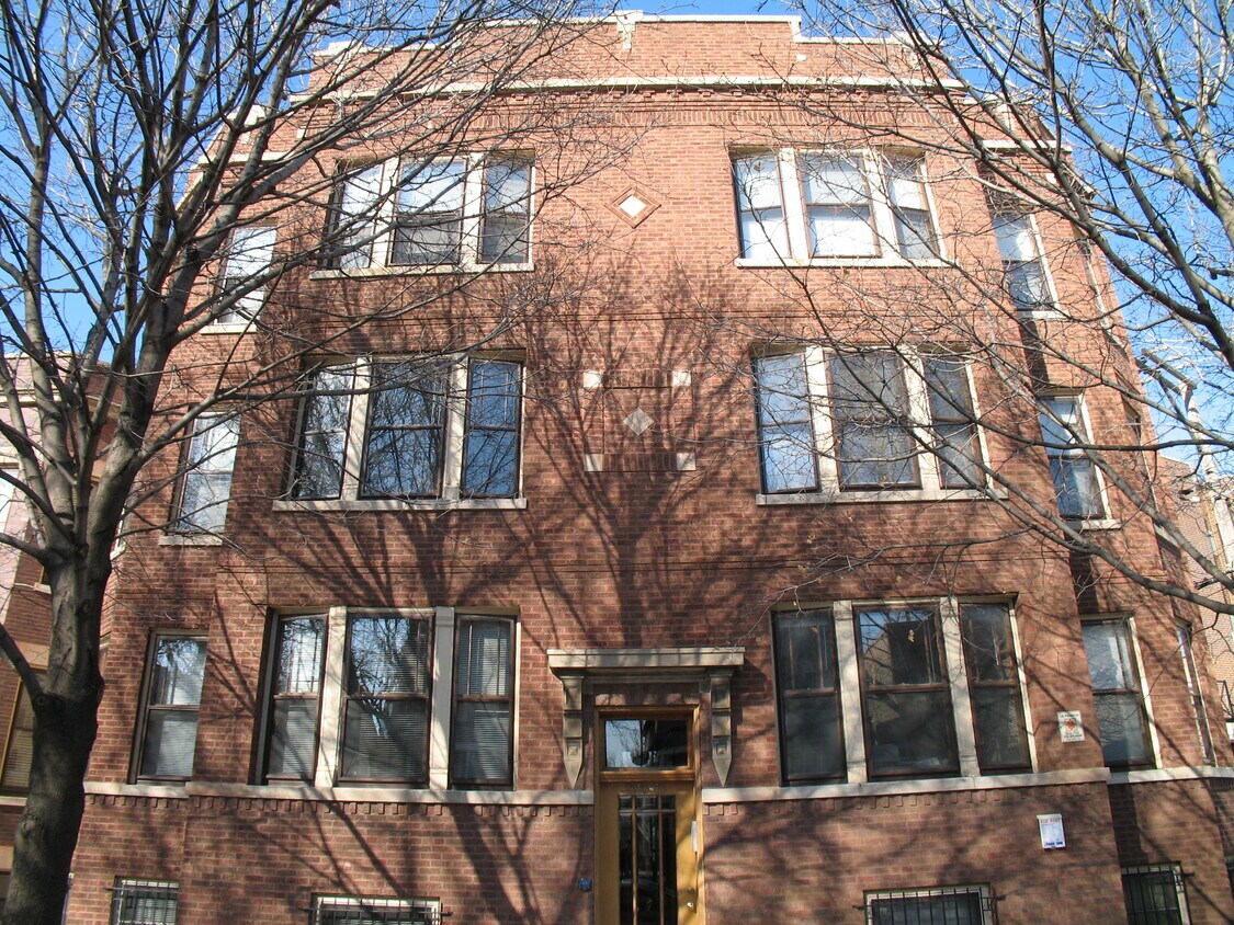 Foto principal - 2116 W Berteau Ave