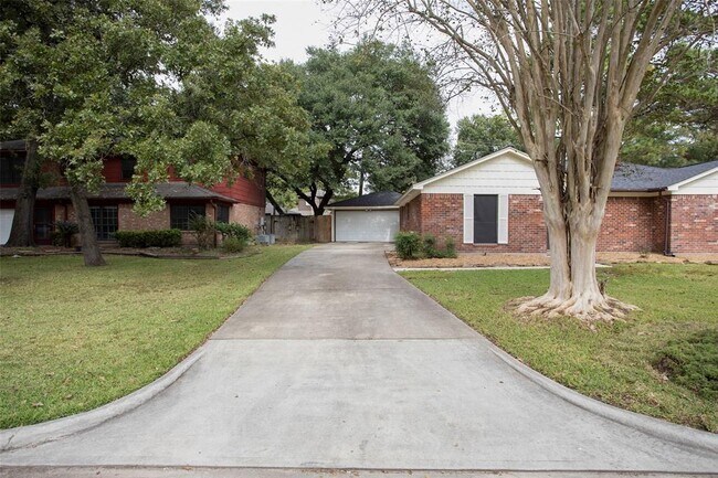 Foto del edificio - 2319 Cypress Tree Dr