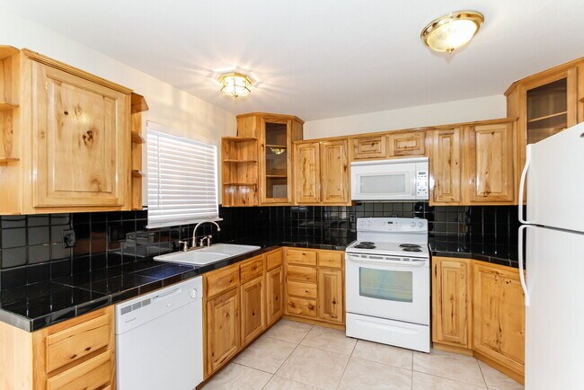 Building Photo - 350 Papaya Pl