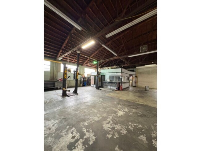 Foto del edificio - Automotive Commercial Warehouse for Lease