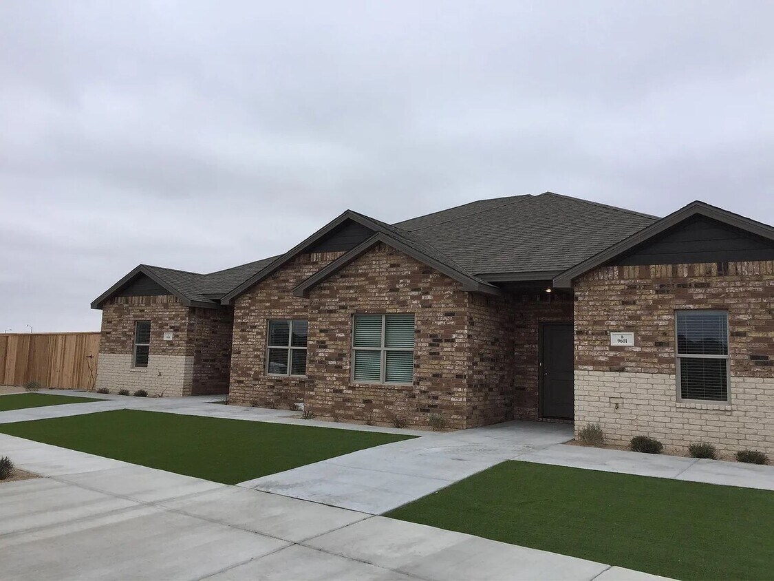Foto principal - 9601 Iola Ave