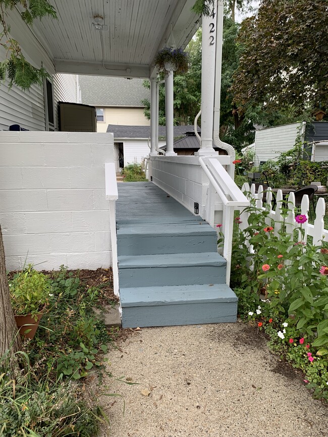 Entrance with porch - 422 W William St