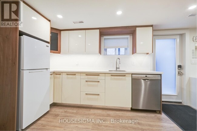Building Photo - 274 Roxton Rd