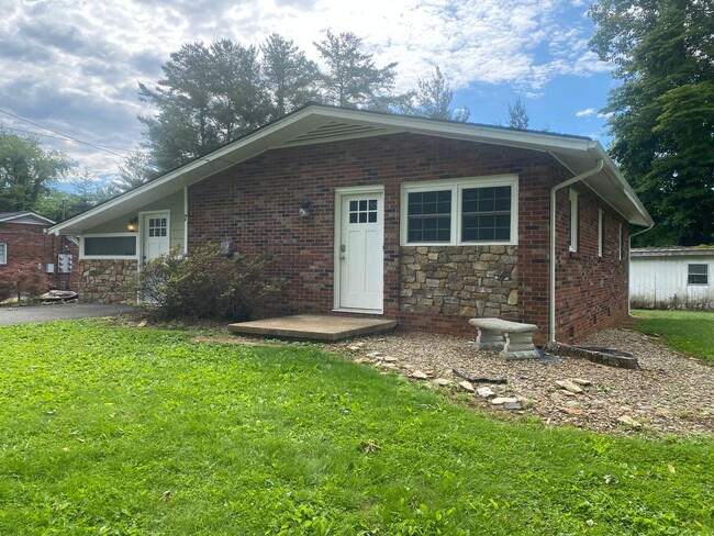 Building Photo - 3 Bedroom, 1 Bath Home in Johnson City, TN
