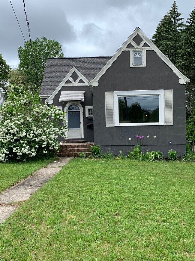 Building Photo - 921 Fuller Ave NE