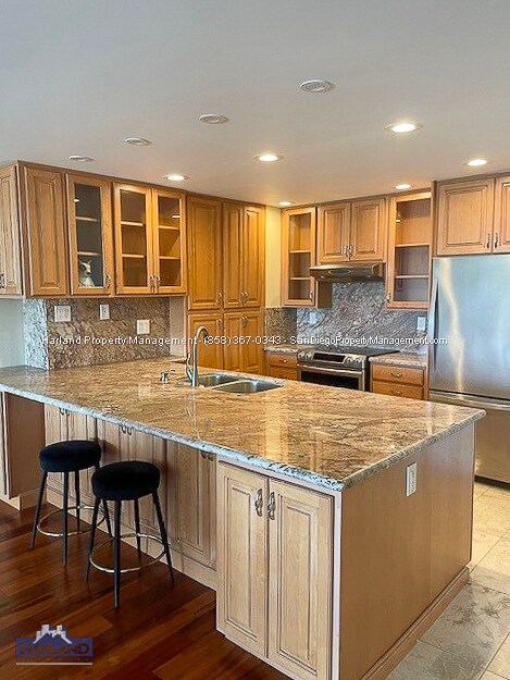 Building Photo - 2500 Torrey Pines Rd