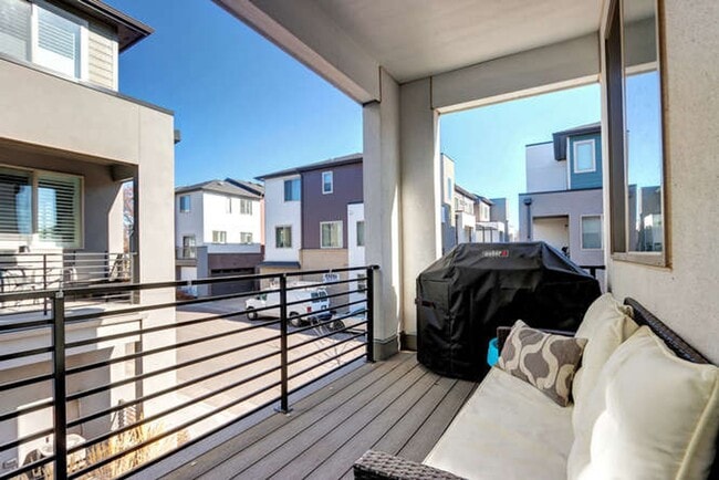 Building Photo - Evolve Real Estate: AVAILABLE 8/1/25! Stun...