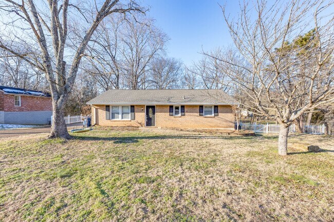 Building Photo - Beautiful 3 Bedroom, 1-Bath Home Across fr...