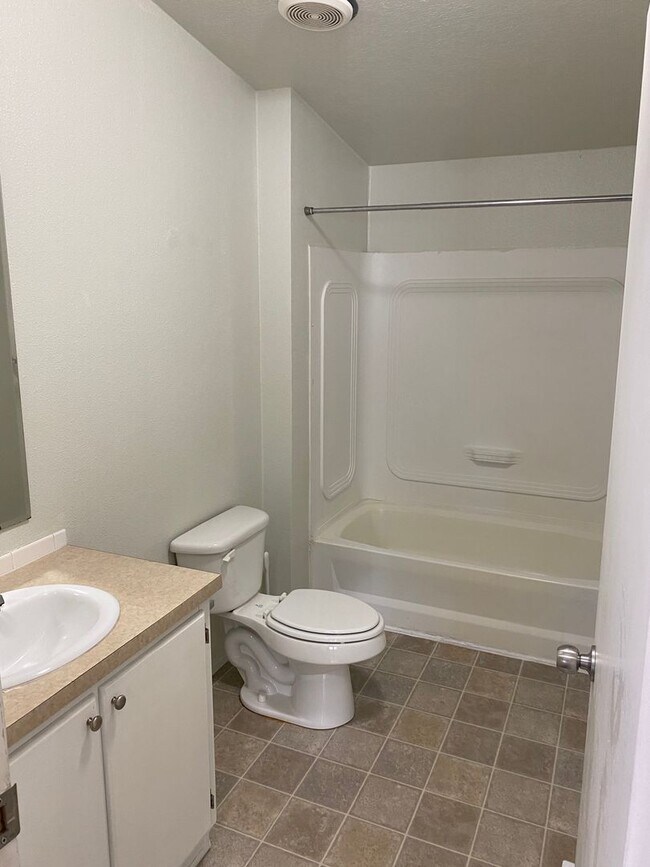 Foto del edificio - 3 bedroom, 2 full baths, carport and shed
