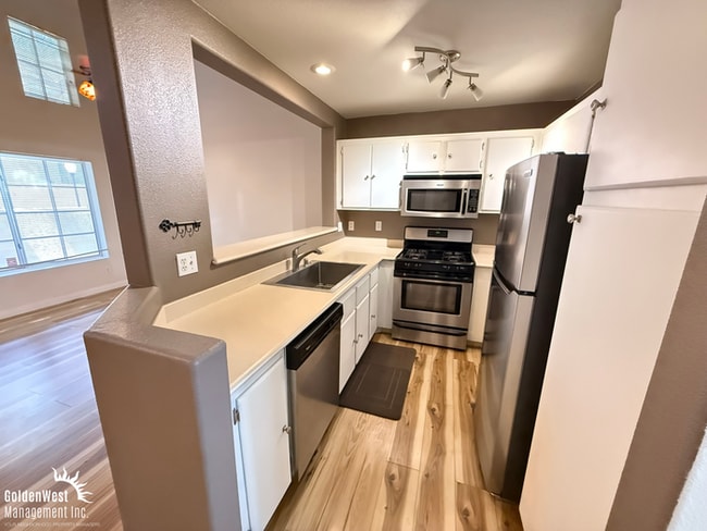 Building Photo - Beautifully Maintained 2Bdm 2Ba Two-story ...