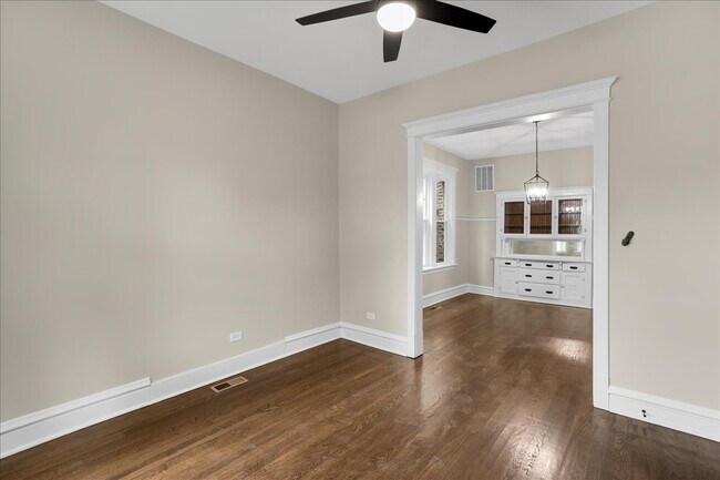 Building Photo - 220 N Lamon Ave