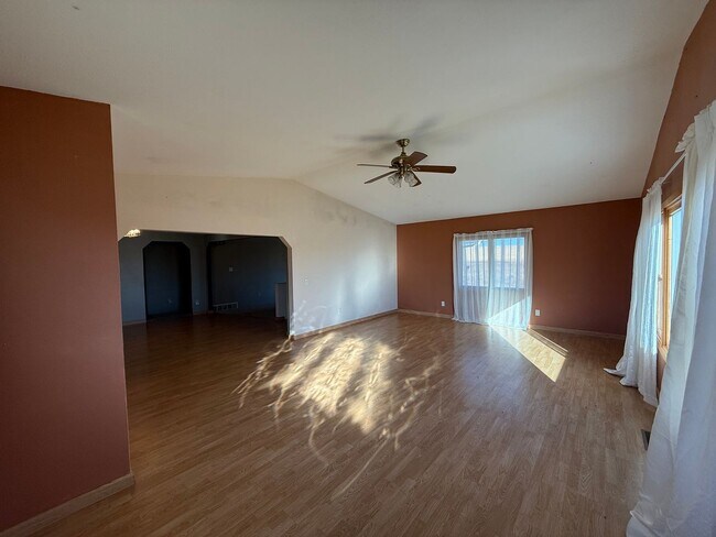 Foto del edificio - Spacious, four-bedroom, two-bathroom, country home, with two car attached garage, and more!