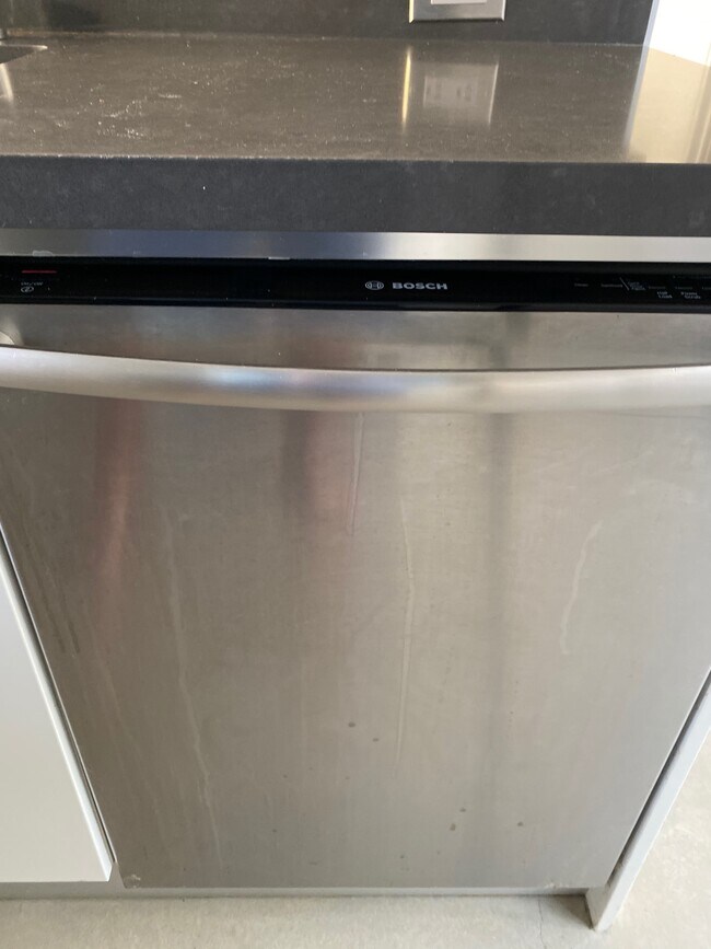 Foto del edificio - 644 Raymond Ave