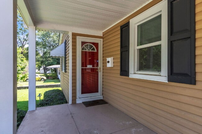 Building Photo - "Cute Bungalow Style 2-Bedroom Haven with ...