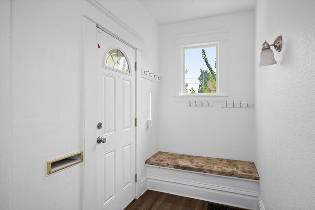 Foto del edificio - Charming 3 Bed 2 Bath Emerson Garfield Rem...