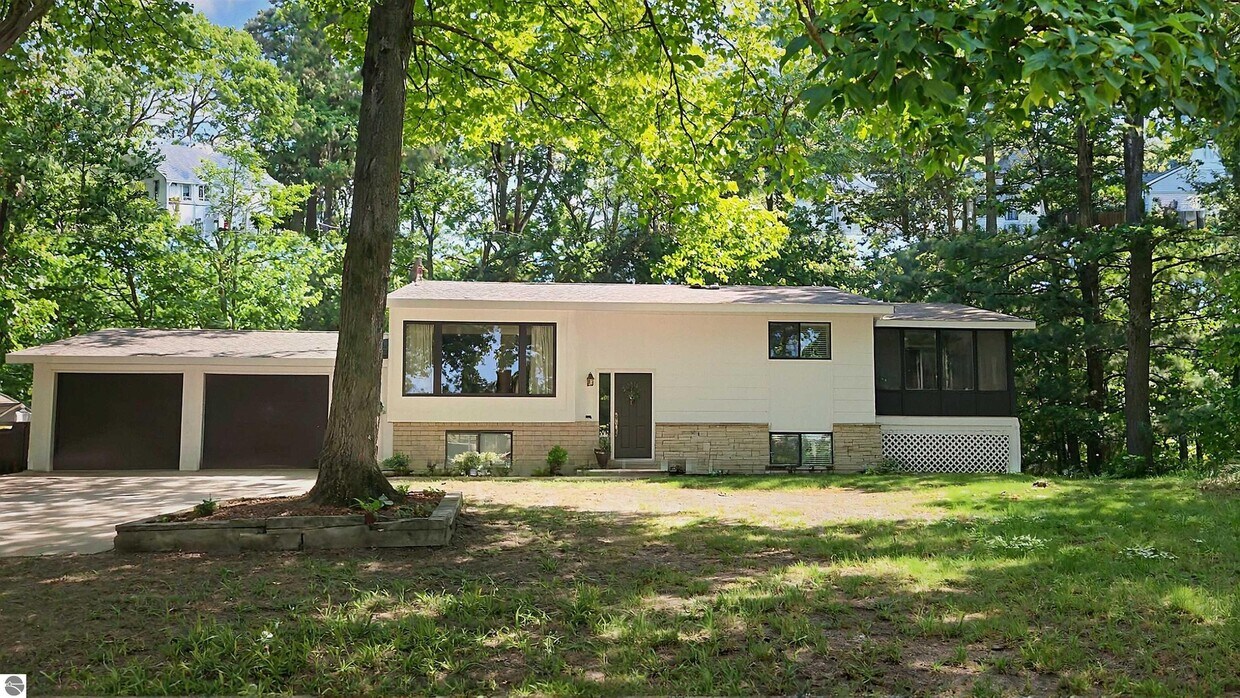 Primary Photo - 1408 Lake Dr