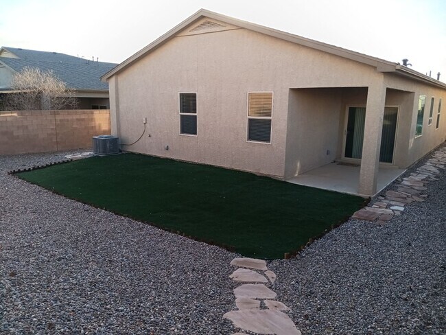 Foto del edificio - 4 Bedroom, 2 Bathroom! Lovely Home Coming Soon!