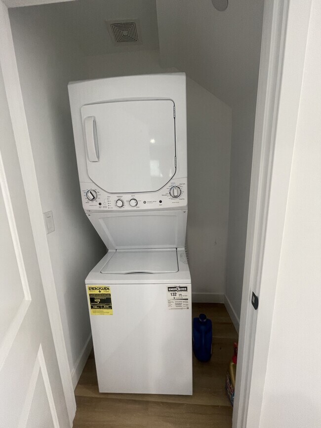 Foto del edificio - 8662 Cadillac Ave