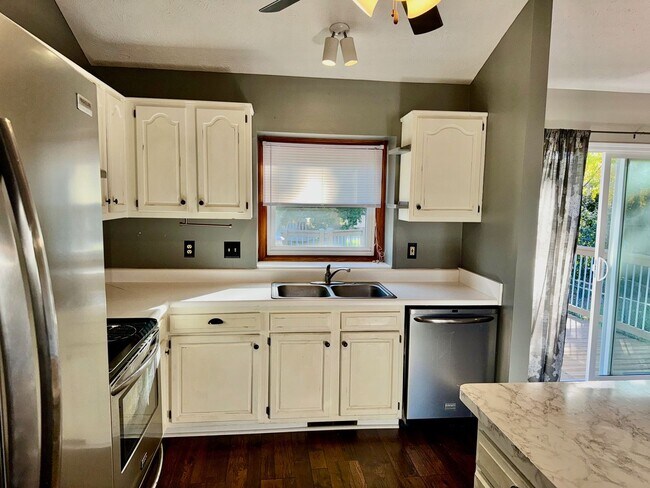 Foto del edificio - Updated 3-Bedroom Home Near Standing Bear Lake