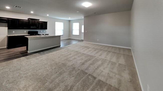 Building Photo - Spacious 4 Bedroom 2 Bathroom Home in Deer Creek Schools (Neighborhood Pool/Park)