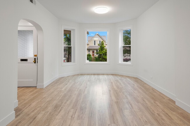 Foto del edificio - 1921 W Summerdale Ave