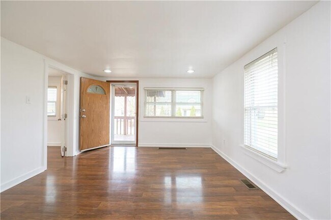 Building Photo - 17 Hodel St