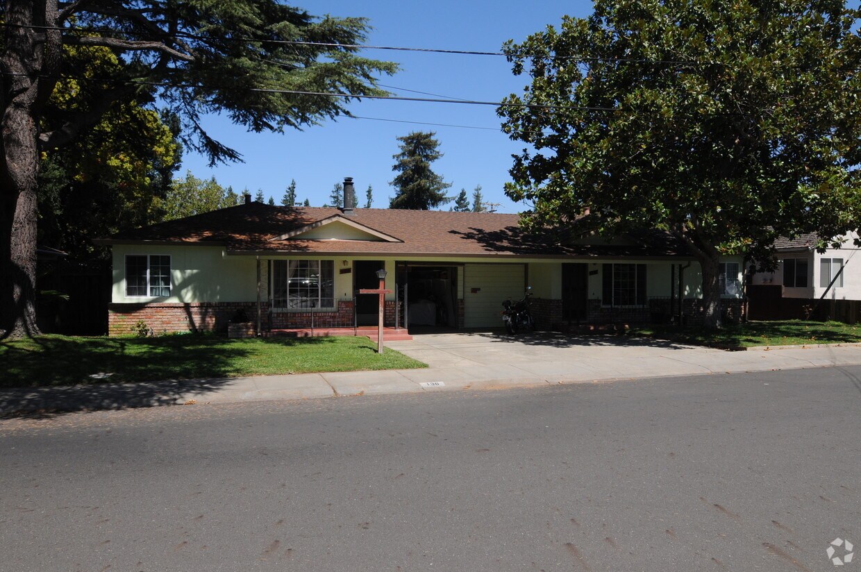 Building Photo - 132-136 Paul Ave