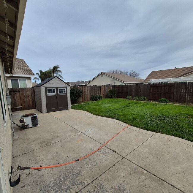 Foto del edificio - New Flooring throughout; Nice Elk Grove 3 bedroom home! Single story