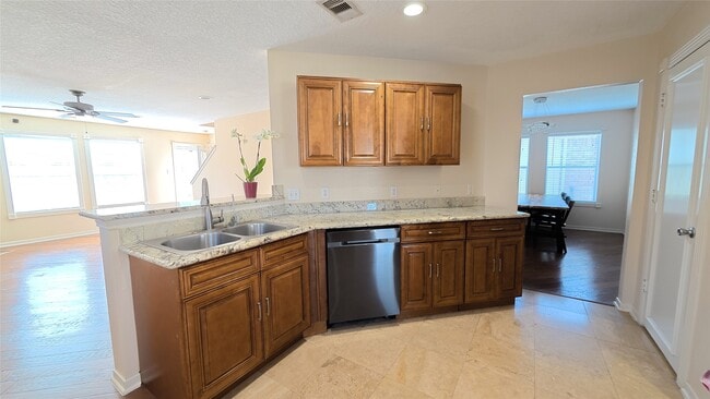 Building Photo - 2843 Oakland Brook St