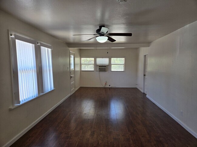 Foto del edificio - 13236 Yosemite Blvd