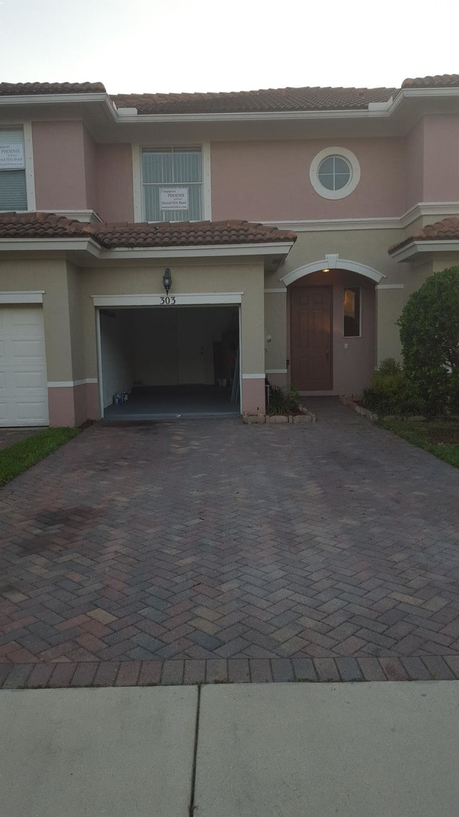 Building Photo - 303 Seminole Palms Dr