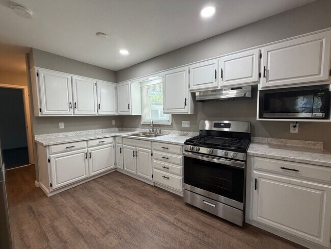 Building Photo - Newly Remodeled 4-bedroom, 1.5-Bath Single-Family Home in Danville, IL.